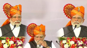 बचपन को याद कर मंच पर ही रोने लगे PM मोदी