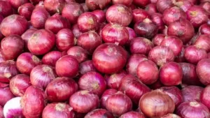बढ़ती प्याज़ की क़ीमतों में क्यों आया भारत का नाम